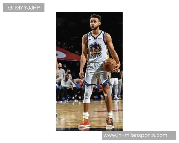 科尔称赞库里是球队核心一切战术围绕他展开 科尔称赞库里是球队核心一切战术围绕他展开