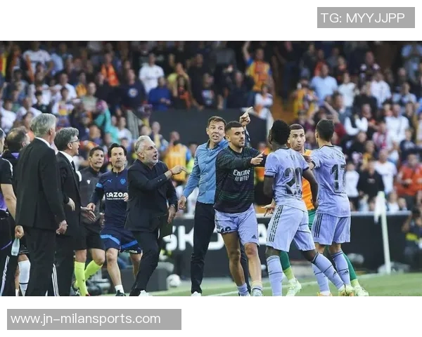 维尼修斯双响助力球队胜利分享伯纳乌的精彩时刻与球迷共庆 维尼修斯双响助力球队胜利分享伯纳乌的精彩时刻与球迷共庆