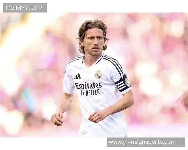 莫德里奇回到米兰探望青训小球员展现关怀与支持 莫德里奇回到米兰探望青训小球员展现关怀与支持