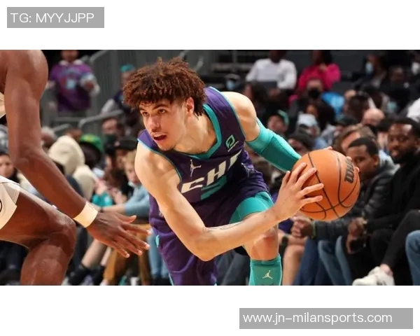 拉梅洛鲍尔全场表现出色20投7中砍下22分带领球队取得胜利