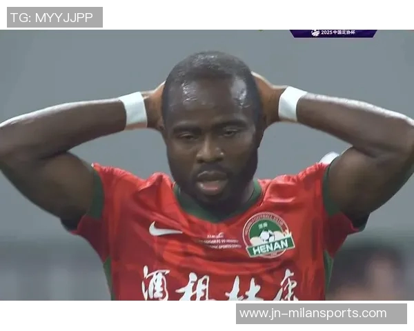 狮象争锋足协杯决赛前夕国安与河南吉祥物亲密互动展现友谊与竞技精神